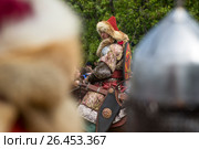 Участник исторической реконструкции эпизодов битвы на Калке, Куликовской битвы и Стояния на Угре стоит в доспехах татаро-монгольского воина времен Золотой Орды на поле боя в Коломенском, Москва (2017 год). Редакционное фото, фотограф Николай Винокуров / Фотобанк Лори