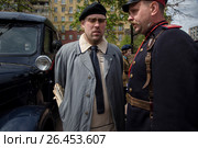 Реконструкторы в одежде 1950-х годов 20-го века на улице Тверской в центре города Москвы в рамках фестиваля "Времена и эпохи" (2017 год). Редакционное фото, фотограф Николай Винокуров / Фотобанк Лори