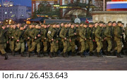 Ночная репетиция парада на Красной площади в Москве в честь 72-й годовщины Победы. Военнослужащие готовятся к торжественному маршу (2017 год). Редакционное видео, видеограф Игорь Долгов / Фотобанк Лори