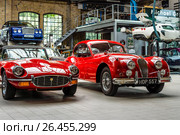 BERLIN - MAY 13, 2017: Car workshop for maintenance of classic British car. Center of competence for classic cars and youngtimers - Classic Remise. Exhibition "Oldtimertage Berlin-Brandenburg" Редакционное фото, фотограф Sergey Kohl / Фотобанк Лори