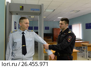 Сотрудники полиции обучаются работе на досмотровом оборудовании (2015 год). Редакционное фото, фотограф Free Wind / Фотобанк Лори