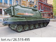 Self-propelled 152 mm howitzer Msta-S (NATO name - M1990 Farm) parked up on the city street before the parade (2017 год). Редакционное фото, фотограф FotograFF / Фотобанк Лори