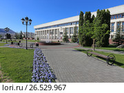Вид на здание администрации Калужской области летом. Калуга (2017 год). Стоковое фото, фотограф Алексей Гусев / Фотобанк Лори