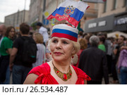 Женщина с российским триколором в День России 12 июня на Тверской площади города Москвы, Россия (2017 год). Редакционное фото, фотограф Николай Винокуров / Фотобанк Лори