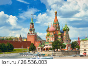 Панорамный вид на Красную площадь Москвы, башни Кремля, звезды, Спасскую башню с курантами, храм Василия Блаженного. Популярные туры и достопримечательности Москвы. Panoramic view on Moscow Red Square, Kremlin towers, stars and Clock Kuranti, Saint Basil's Cathedral church. Moscow tours famous sightseeing points (2005 год). Стоковое фото, фотограф Mikhail Leonov / Фотобанк Лори