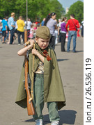 МОСКВА, 9 МАЯ 2010: Мальчик-малыш в военной форме Советской армии времен Великой Отечественной войны с винтовкой Мосина со штыком на праздновании 65-ой годовщины Победы 9 мая. Парк Горького. MOSCOW, MAY 9, 2010: One young boy in green USSR army WWII uniform with soviet rifle on celebration of Great victory 65th anniversary in Gorky Park garden. USSR 9 May Victory day. Редакционное фото, фотограф Mikhail Leonov / Фотобанк Лори