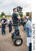 Видеооператор на сегвее (Segway) (2017 год). Редакционное фото, фотограф Алёшина Оксана / Фотобанк Лори