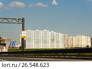 Кольцевая автодорога. Новые жилые дома в поселке Шушары. Санкт-Петербург (2017 год). Стоковое фото, фотограф Александр Щепин / Фотобанк Лори