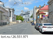 Москва, машины припаркованы на улице Солянке. Редакционное фото, фотограф Овчинникова Ирина / Фотобанк Лори