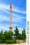 SOCHI, RUSSIA – June 18, 2017: Tower of Free-fall "Fire-bird" in Sochi Park, which entered the TOP-25 of the best parks in Europe in 2016. Редакционное фото, фотограф Анна Мартынова / Фотобанк Лори