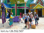 SOCHI, RUSSIA – June 18, 2017: Animators play a theatrical episode in Sochi Park, which entered the TOP-25 of the best parks in Europe in 2016. Редакционное фото, фотограф Анна Мартынова / Фотобанк Лори