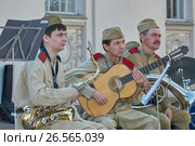 MOSCOW, MAY 9, 2010: Victory solders music band with saxophone, guitar on celebration of Great victory 65th anniversary in Gorky Park. USSR victory in Second World War. 9 May Victory day. Редакционное фото, фотограф Mikhail Leonov / Фотобанк Лори