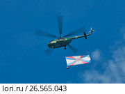 MOSCOW, MAY 9, 2010: Green helicopter Mi-8 with Russian army flag above Red Square on celebration of Great victory anniversary. Редакционное фото, фотограф Mikhail Leonov / Фотобанк Лори