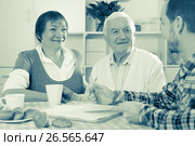 Elderly couple and social employee. Стоковое фото, фотограф Яков Филимонов / Фотобанк Лори
