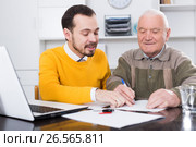 Old man signed car purchase contract. Стоковое фото, фотограф Яков Филимонов / Фотобанк Лори