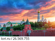 Москва. Огненное небо заката над Кремлем. Fiery evening over the Kremlin (2017 год). Стоковое фото, фотограф Baturina Yuliya / Фотобанк Лори