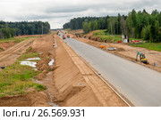 Строительство новой автомагистрали, проходящей через лес (2016 год). Редакционное фото, фотограф Pukhov K / Фотобанк Лори