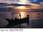 Sunset in Samui island with boat and couple in water. Стоковое фото, фотограф Roman Barelko / Фотобанк Лори