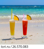 Colorful cool drink in summer on sea beach background. Стоковое фото, фотограф Roman Barelko / Фотобанк Лори