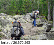 Туристы перебираются через валуны "Каменной реки" на Таганае (2008 год). Редакционное фото, фотограф Александр Замараев / Фотобанк Лори
