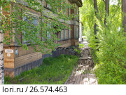 Архангельск. До сих пор в городе можно встретить такие мостовые и дома (набережная Северной Двины) (2006 год). Стоковое фото, фотограф Дмитрий Щукин / Фотобанк Лори