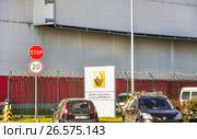 Логотип "Renault" на территории московского завода, Волгоградский проспект, 42 корп.36 (2014 год). Редакционное фото, фотограф Алёшина Оксана / Фотобанк Лори