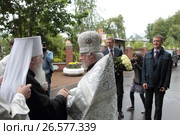 Багочинный Одинцовского округа архимандрит Нестор (Жиляев) встречает митрополита Ювеналия у храма Спаса Нерукотворного в селе Уборы (2017 год). Редакционное фото, фотограф Дмитрий Неумоин / Фотобанк Лори