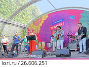 14-й международный музыкальный фестиваль "Усадьба Jazz" в Архангельском. Музыкальная площадка Jazz Kids. Артур Газаров и Sambateria. Путешествие из Африки в Бразилию (2017 год). Редакционное фото, фотограф Ирина Носова / Фотобанк Лори