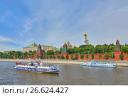 Панорамный вид на Кремль, речные теплоходы с туристами на Москве-реке, Москва (2017 год). Редакционное фото, фотограф Mikhail Leonov / Фотобанк Лори