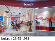 Benefit cosmetics showroom in Sephora store, Kuala Lumpur (2017 год). Редакционное фото, фотограф Александр Подшивалов / Фотобанк Лори