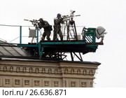 Снайперы Федеральной службы охраны обеспечивают безопасность во время военного парада на Красной площади (2017 год). Редакционное фото, фотограф Free Wind / Фотобанк Лори