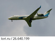 Пассажирский самолет Bombardier CRJ-200ER (VQ-BSB) Yamal Airlines в пасмурном небе крупным планом (2016 год). Редакционное фото, фотограф Виктор Карасев / Фотобанк Лори