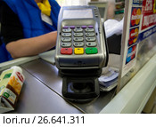 Считыватель пластиковых карт на кассе магазина (2017 год). Редакционное фото, фотограф Вячеслав Палес / Фотобанк Лори