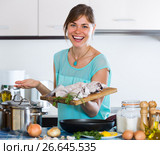 Woman with fish and frying pan at kitchen. Стоковое фото, фотограф Яков Филимонов / Фотобанк Лори