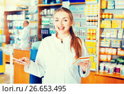 Smiling young female pharmacist posing. Стоковое фото, фотограф Яков Филимонов / Фотобанк Лори