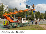 Покраска фонарного столба (2017 год). Редакционное фото, фотограф Акиньшин Владимир / Фотобанк Лори