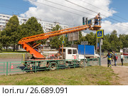 Покраска фонарного столба (2017 год). Редакционное фото, фотограф Акиньшин Владимир / Фотобанк Лори