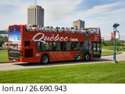 QUEBEC, CANADA - AUGUST 20, 2014: Sightseeing red tourist bus rides at the Parc des Champs-de-Bataille National Battlefields Park Quebec, Canada. Редакционное фото, фотограф Irina Kuchugurina/Gaudy / Фотобанк Лори