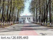 VLADIMIR, RUSSIA - May 07, 2017: Central park of Vladimir city at early morning. Редакционное фото, фотограф Николай Чутчиков / Фотобанк Лори