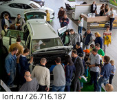 Толпа людей возле нового автомобиля в автосалоне (2017 год). Редакционное фото, фотограф Вячеслав Палес / Фотобанк Лори
