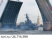 ST. PETERSBURG, RUSSIA - JULY 30, 2017: The big missile boat "Chuvashia" (former "R-2") passes the drawn Palace Bridge.  Military parade in honor of Navy Day in St. Petersburg. Редакционное фото, фотограф Виктор Карасев / Фотобанк Лори