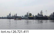Корабли ВМФ России в Средней гавани Кронштадта облачным июльским днем. Россия (2017 год). Редакционное видео, видеограф Виктор Карасев / Фотобанк Лори