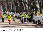 Дети в желтых сигнальных жилетах на прогулке играют в городском сквере. Город Санкт-Петербург (2017 год). Редакционное фото, фотограф Григорий Писоцкий / Фотобанк Лори