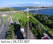 Шпиль церкви Рождества Христова на фоне Октябрьского вантового моста и реки Шексны. Вид сверху. Череповец (2017 год). Стоковое фото, фотограф Кекяляйнен Андрей / Фотобанк Лори