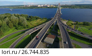 Автомобильная развязка перед Октябрьским вантовым мостом, Череповец (2017 год). Стоковое видео, видеограф Кекяляйнен Андрей / Фотобанк Лори