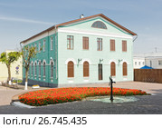 Клумба цветов и водяная колонка на Спасской улице. Город Владимир (2017 год). Стоковое фото, фотограф Макаров Алексей / Фотобанк Лори