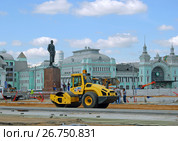 Ремонтные работы на площади Тверская Застава в рамках программы "Моя улица". Памятник Максиму Горькому на фоне здания Белорусского вокзала в Москве (2017 год). Редакционное фото, фотограф Александр Замараев / Фотобанк Лори