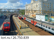 Электрички у платформ Белорусского вокзала в Москве (2017 год). Редакционное фото, фотограф Александр Замараев / Фотобанк Лори