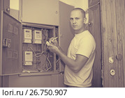 Man rewrites electric power meter readings. Стоковое фото, фотограф Яков Филимонов / Фотобанк Лори
