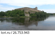 Панорама Ивангородской крепости на реке Нарва облачным августовским днем. Ивангород, Россия (2017 год). Стоковое видео, видеограф Виктор Карасев / Фотобанк Лори